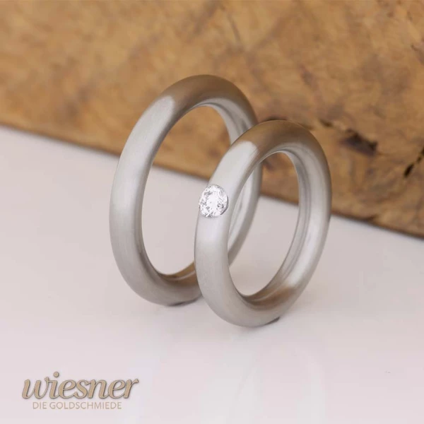 Trauringe aus Edelstahl matt mit Solitaire Diamant – modernes Design für die Ewigkeit
